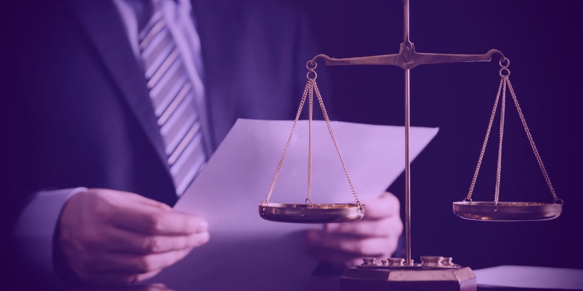 Advogado lendo Petição Inicial elaborada pela IA Advogado lendo uma petição inicial de ação de exoneração de alimentos.
